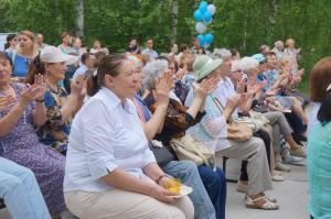 и награждали всех выступающих и награждаемых дружными аплодисментами.