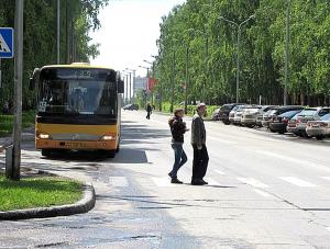 Почему же тогда муниципальные чиновники сочли действующую остановку «Поликлиника» небезопасной? 